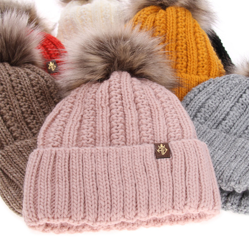 Czapka zimowa damska, różowa, z pomponem Rene