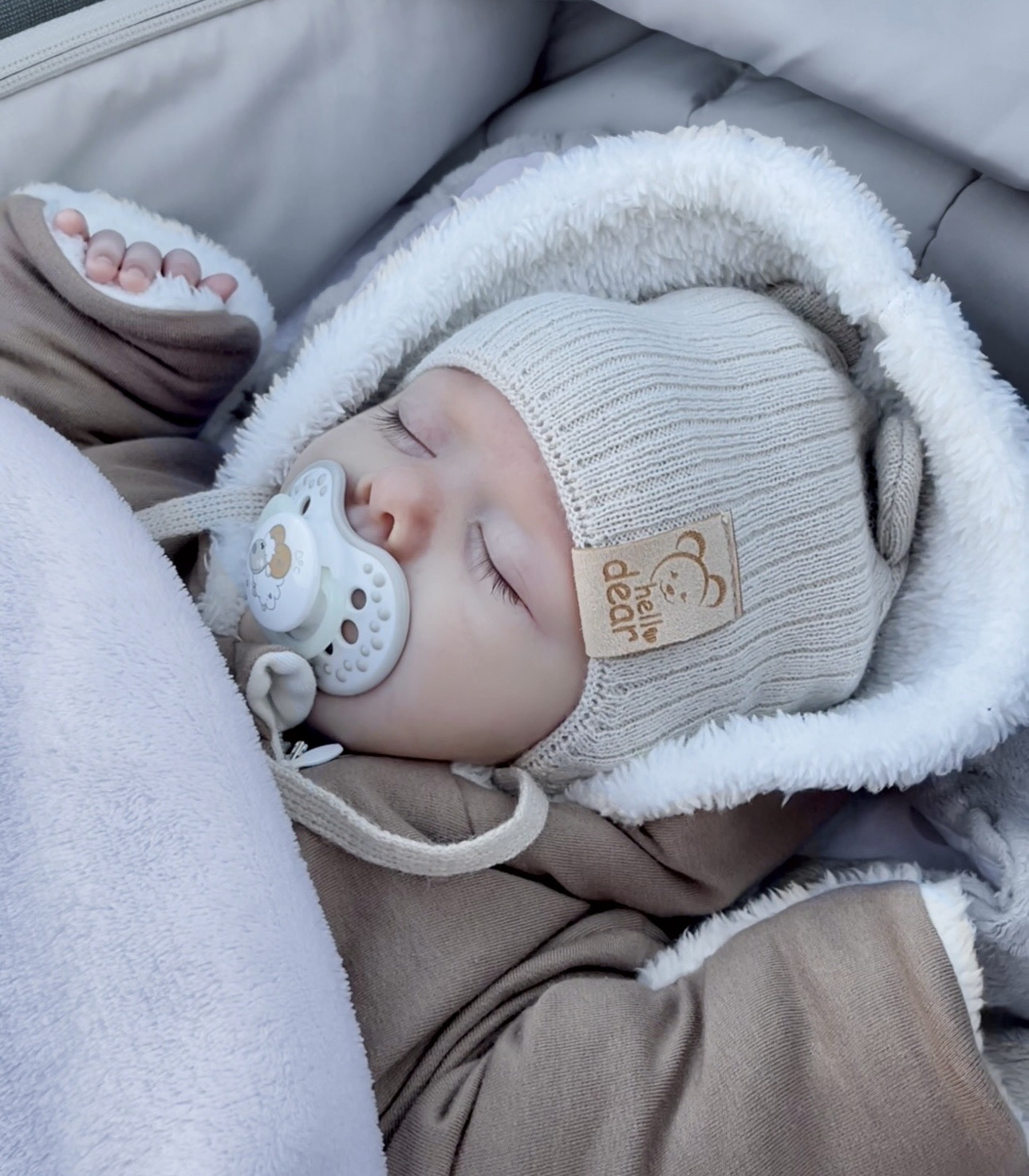 Czapka jesienna, wiosenna dla chłopca, szara, wiązana Gomit