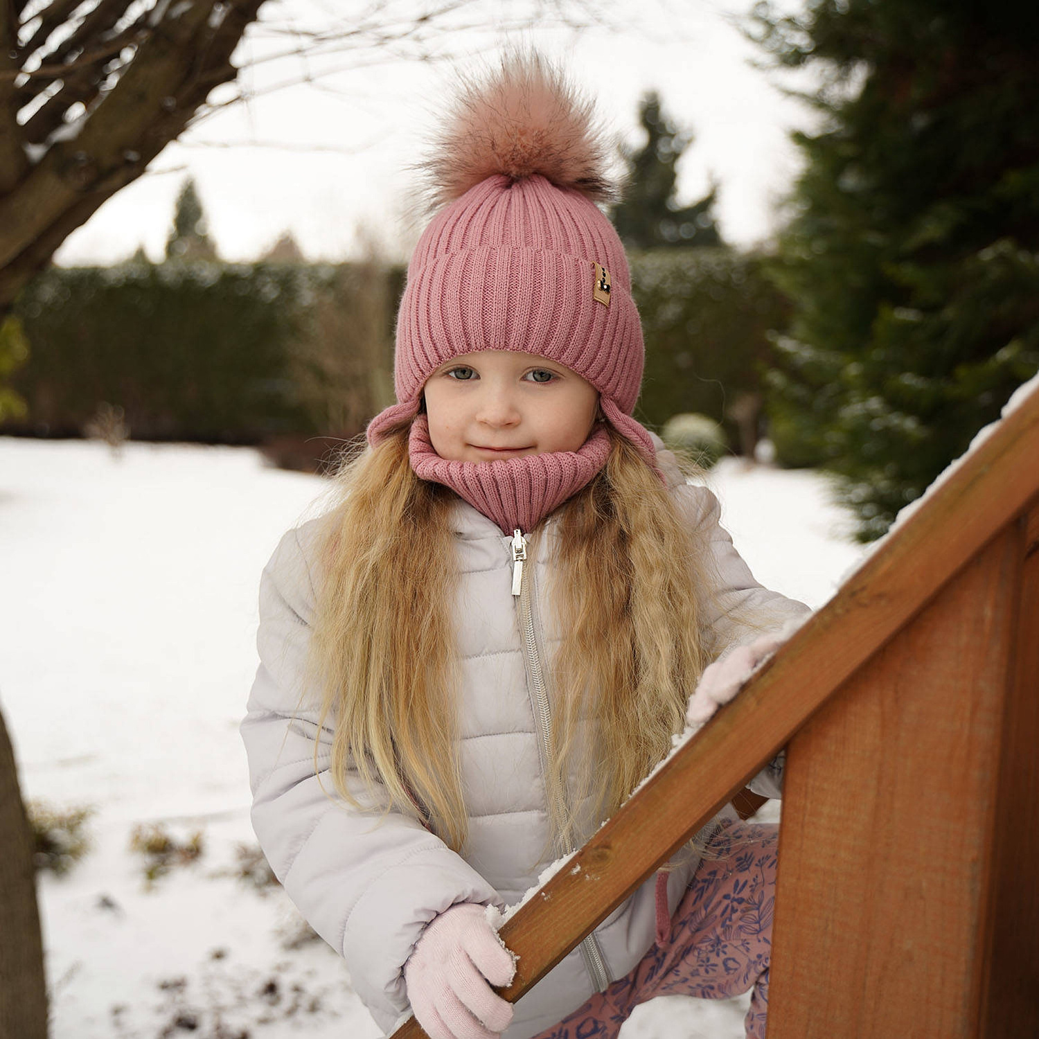 Czapka i komin dla dziewczynki zimowy komplet, czarny, z pomponem Preria