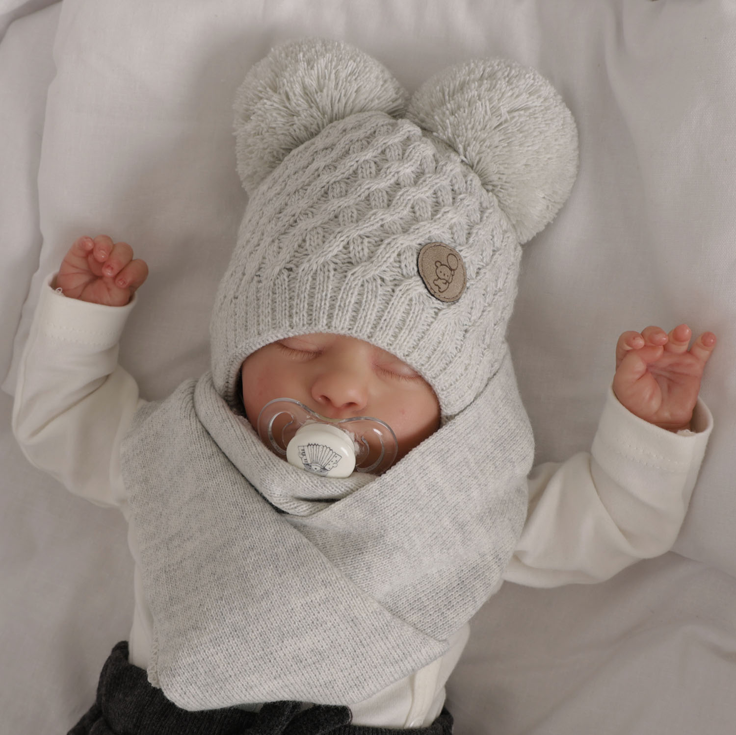 Czapka i szalik dla chłopca zimowy komplet, jasnoniebieski, z dwoma pomponami, wiązany Alonso