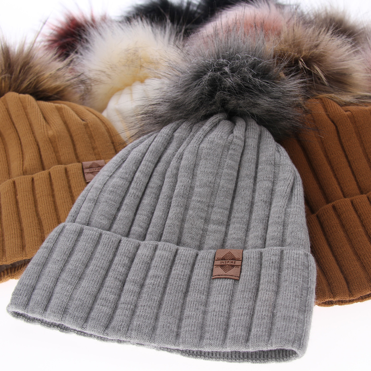 Czapka zimowa damska, brązowa, z pomponem Loara