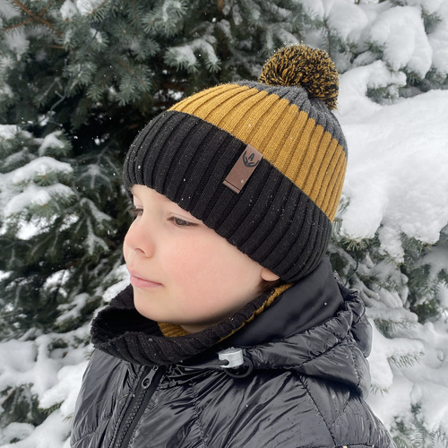 Czapka i komin dla chłopca zimowy komplet, granatowy, z naszywką Karson