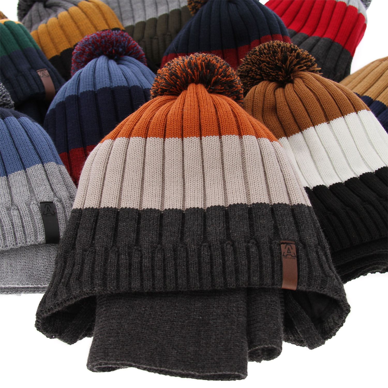 Czapka i komin dla chłopca zimowy komplet, czarny, z pomponem, wiązany Hary