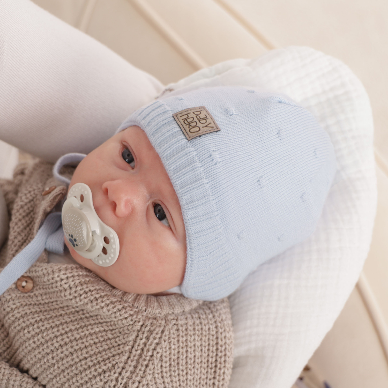 Czapka jesienna, wiosenna dla chłopca, beżowa, wiązana Cody