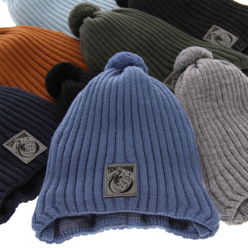 Czapka jesienna, wiosenna dla chłopca, czarna, wiązana, z pomponem Cyspin