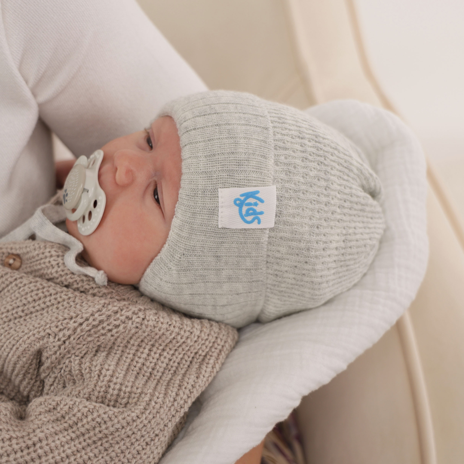 Czapka jesienna, wiosenna dla chłopca, beżowa, wiązana Galvani