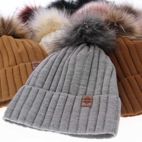 Czapka zimowa damska, czarna, z pomponem, Loara