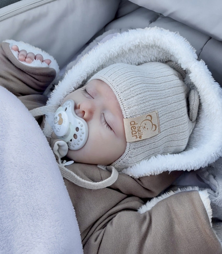 Czapka jesienna, wiosenna dla chłopca, kremowa, wiązana Gomit