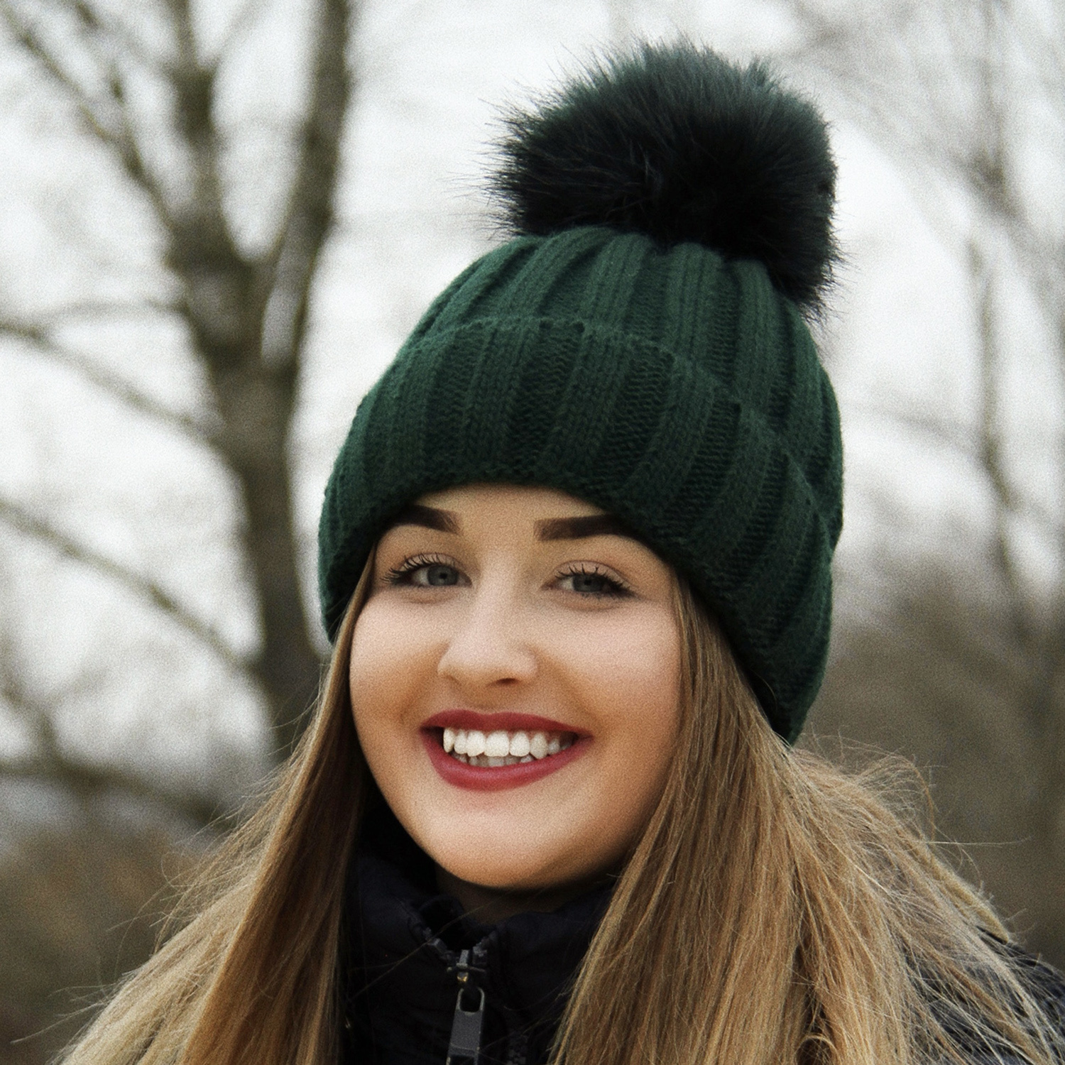 Czapka zimowa damska, zielona, z pomponem Mokka